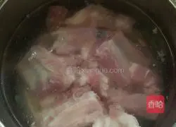 Illustration of how to make pickled cabbage and pork ribs soup 1