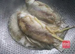 Illustration of how to make crucian carp with green onions 5