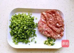  Illustration of how to make minced meat and stir-fried garlic moss 1