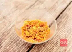 Illustration of how to make egg yolk pepper foam 3