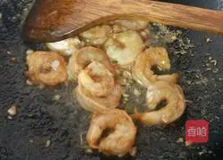 Illustration of how to make fried shrimps with lily and peach kernels 6