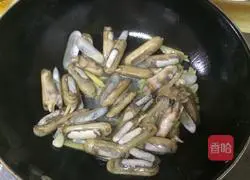 Illustration of how to stir-fry razor clams 5