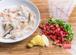 Illustration of how to make spicy river clam meat 3