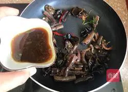 Illustration of how to stir-fry sea cucumber with green onion 9