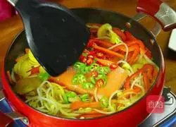 Illustration of how to make smoked salmon and stir-fried vegetables 12