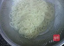 Illustration of how to make ten-mile fragrant pasta 4