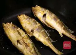 Illustration of how to cook yellow croaker in sauce 7