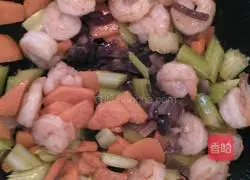 Illustration of how to make cashew nut shrimps 13