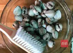 Illustration of how to scald blood clams in boiling water 2