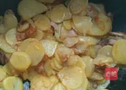 Illustration of how to make twice-cooked pork and potato slices 2