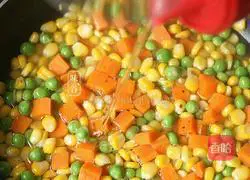 Illustration of how to stir-fry three diced hams 5