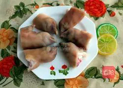 It’s strange that sauced pig’s trotters full of collagen don’t make your mouth water.Practice illustration 3