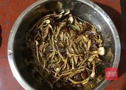 Illustration of how to make twice-cooked pork with black soybean, tea tree mushroom and twice-cooked pork 3