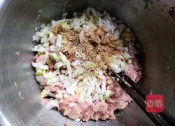 Illustration of how to make pearl meatballs 4