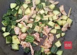 Illustration of how to stir-fry three diced meat slices 6