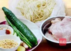 Illustration of how to make cold shredded chicken noodles for high temperature 1