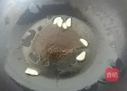 Illustration of how to stir-fry celery and lily 3