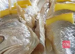 Illustration of how to make steamed yellow croaker 5