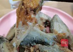 Illustration of how to make dry fried pomfret 7