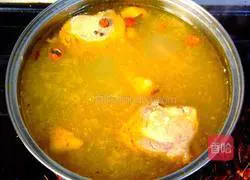 Illustration of how to make hand-shredded red oil spicy pork shreds 2