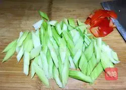 Illustration of how to stir-fry celery with lilies 4