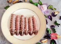 Illustration of how to eat Pipi shrimps 8