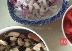 Illustration of how to make tomato and mushroom pasta 1