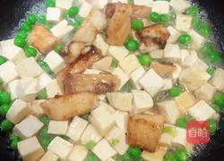 Illustration of how to make pan-fried fish fillets and braised tofu 14