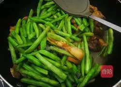 Illustration of how to make pork belly stewed with beans and potatoes 5