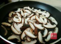 Illustration of how to make fried meat with mushrooms 2