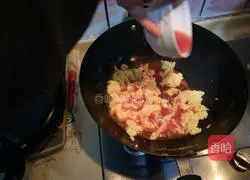 Illustration of how to make fried eggs with tomato sauce 7