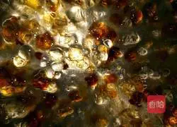 Illustration of how to make peach gum, red dates, tremella and lotus seed soup 1