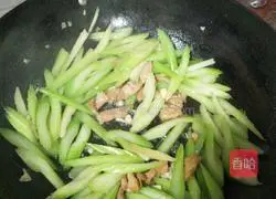 Illustration of how to make fried pork with celery 12