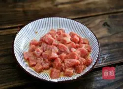 Illustration of how to make diced beef with king oyster mushroom 3