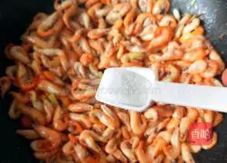 Illustration of how to stir-fry river shrimp with chives and moss 9