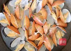 Illustration of how to make steamed eggs with sixty-year-old eggs 2