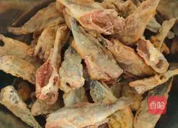 How to make fried small yellow croakers with crispy bones.Illustration 9