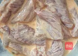 Illustration of how to make king oyster mushrooms with pot-wrapped pork 3