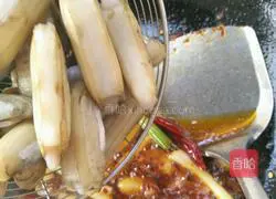 Illustration of how to make stir-fried razor clams 7
