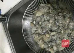 Illustration of how to make oyster fried 1