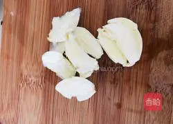 Illustration of how to make black pepper sirloin steak with chicken sauce, mashed potatoes and seasonal vegetable and fresh fruit salad 7