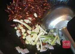 Illustration of how to make spicy chicken with dried pepper 6