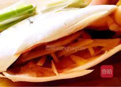 Illustration of how to make steamed white pomfret 4