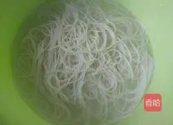 Illustration of how to make fried rice noodles with tomato sauce 1