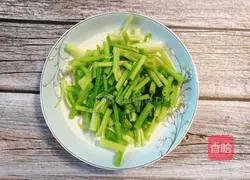 Celery stir-fried shredded beef Practice illustration 4