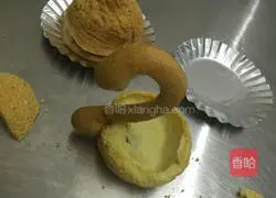 Illustration of how to make swan puffs 10