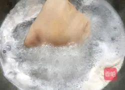 Illustration of how to make braised pork elbows 2