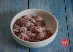 Illustration of how to make bracken and stir-fry meat 2