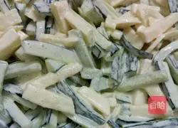 Illustration of how to make cucumber and apple pie 1