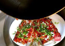 Illustration of how to make fish head with chopped pepper 8